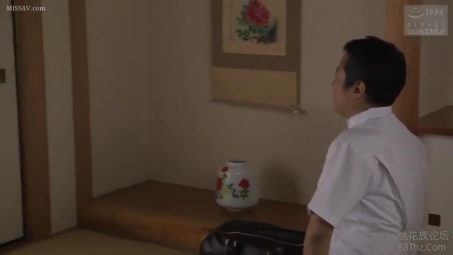 侧面 · 坐姿 · 严肃 · 和室 · 花瓶 · 观看 · 短袖衬衫