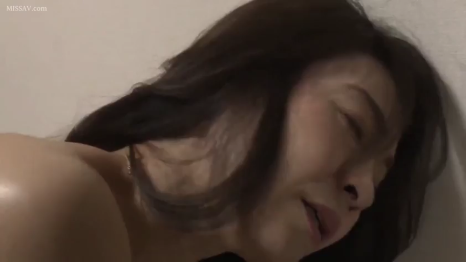 肩膀特写 · 全裸 · 卧室 · 沉醉 · 后入式 · 汗水