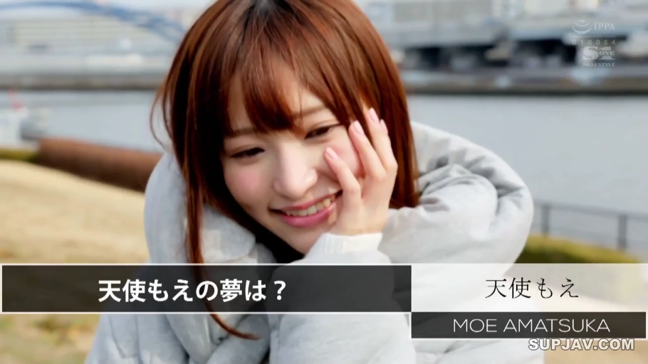 脸部特写 · 甜美 · 面对镜头 · 户外 · 托腮 · 羽绒服 · 天使萌