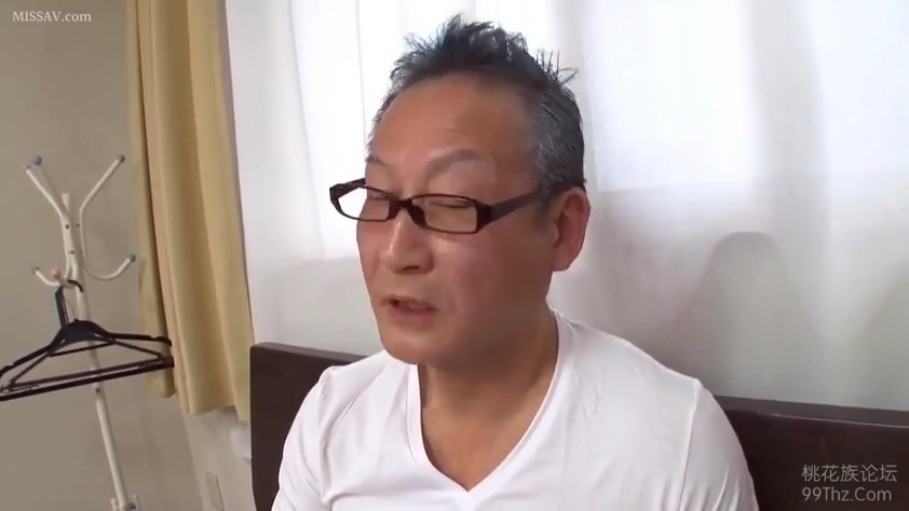 室内 · 坐姿 · 严肃 · 眼镜 · 面部特写 · 谈话 · 白色V领T恤 · 中年男性