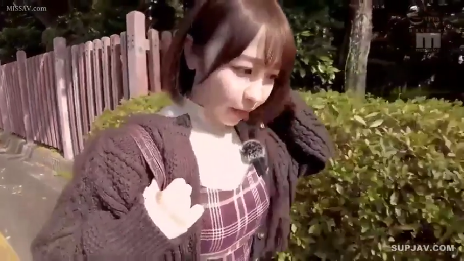 交谈 · 中景 · 自然 · 行走 · 户外 · 短发 · 麦克风 · 针织开衫