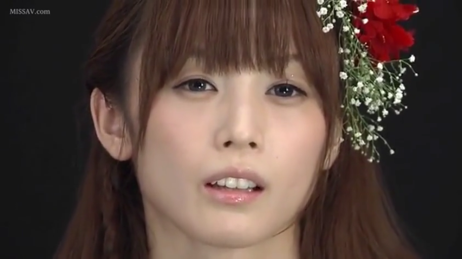顔部のクローズアップ · 室内背景 · 眼神直视 · 头饰花朵