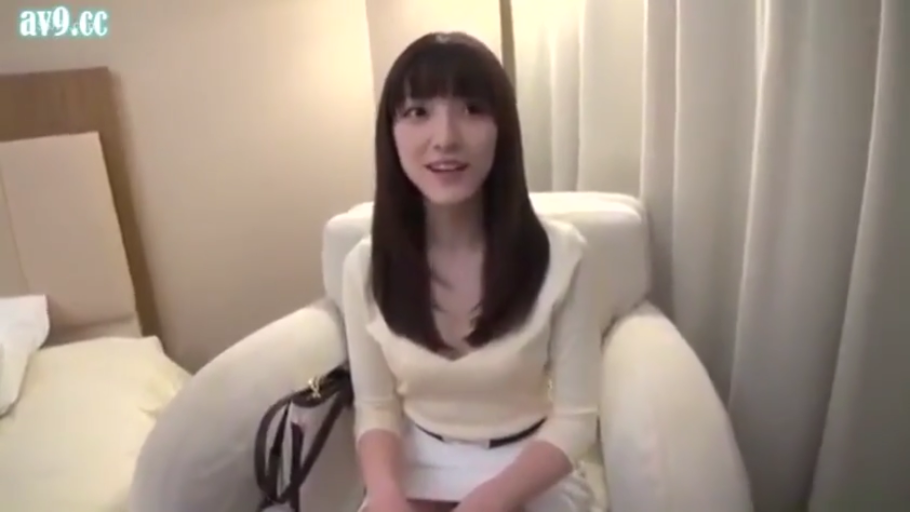 坐姿 · 中景 · 微笑 · 酒店房间 · 手提包 · 访谈 · 黑长直 · 白色套裙