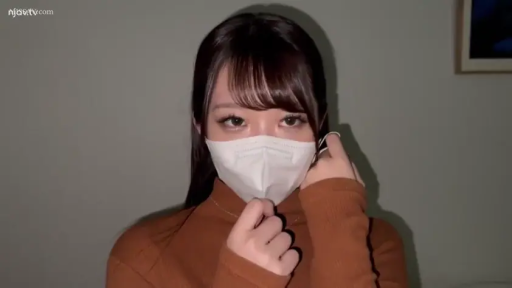 室内 · 诱惑 · 眼睛特写 · 光线昏暗 · 白色口罩 · 棕色高领毛衣