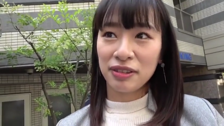 脸部特写 · 微笑 · 白色高领针织衫 · 居民楼前 · 长条形耳饰
