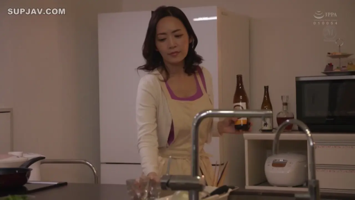 站立 · 厨房 · 淡然 · 生活场景 · 冰箱 · 拿酒瓶 · 围裙配开衫