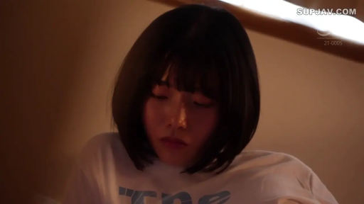 室内 · 坐姿 · 忧郁 · 面部特写 · 短发 · 俯视 · 白色T恤