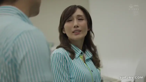 室内 · 交谈 · 站立 · 闭眼 · 面部特写 · 熟女 · 条纹制服