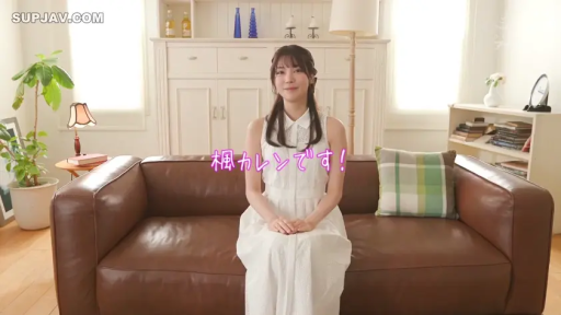 坐姿 · 中景 · 沙发 · 微笑 · 客厅 · 注视镜头 · 枫可怜 · 白色无袖连衣裙