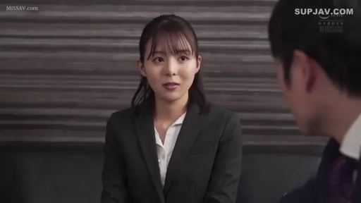 室内 · 坐姿 · 交谈 · 严肃 · 中景 · 职业装 · OL