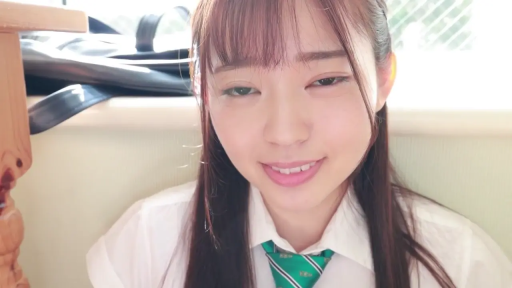 坐姿 · 教室 · 脸部特写 · 微笑 · 凝视 · JK制服