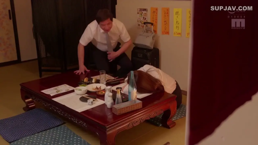 领带 · 酒瓶 · 包间 · 女性醉态昏睡 · 酒局残局