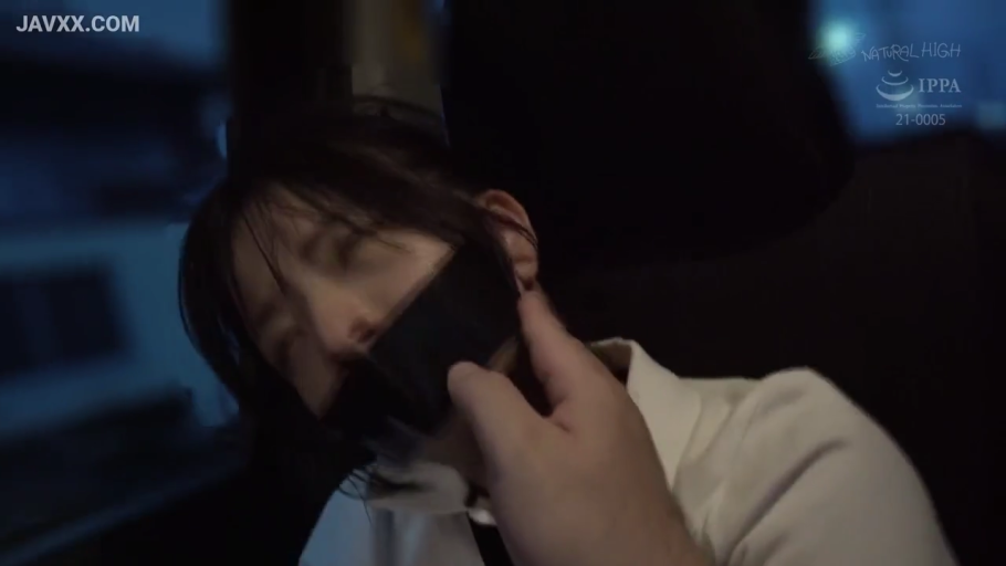 手部特写 · 无助 · 白色衬衫 · 汽车内部 · 黑色胶带 · 夜间环境