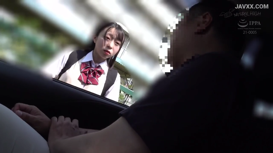 白色校服衬衫 · 茫然 · 路边 · 学生书包 · 女学生面部特写 · 马赛克遮挡面部