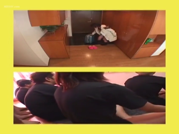 粉色拖鞋 · 酒店或民宅 · 无明显表情 · 女性穿浅色外套 · 门口走廊全景