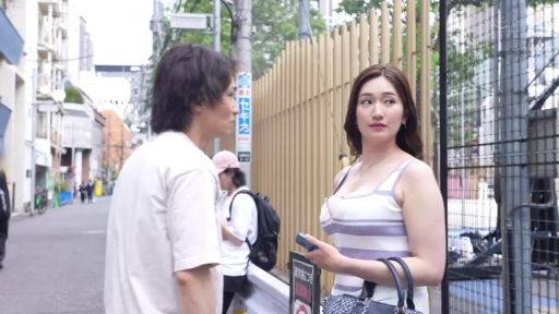 平静 · 手机 · 户外 · 白色条纹背心裙 · 阳光充足 · 女性面部特写