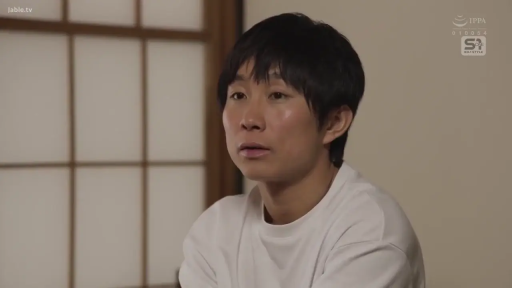 坐姿 · 和室 · 平静 · 白色上衣 · 中近景 · 男性 · 叙述