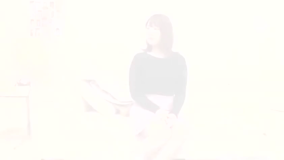 卧室 · 淡然 · 高光过曝 · 黑色长袖上衣 · 中景镜头