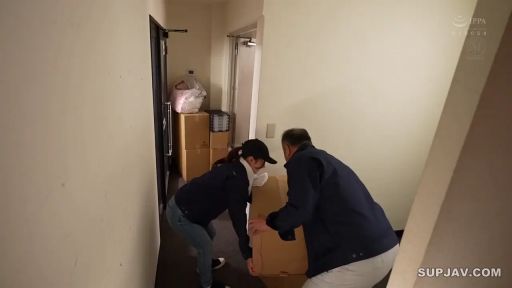 专注 · 棒球帽 · 室内走廊 · 室内灯光 · 棒球帽