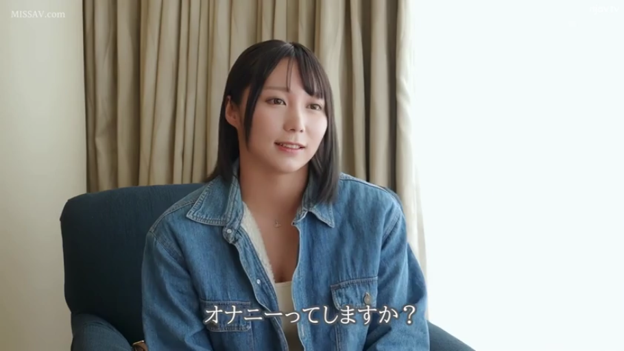 室内 · 坐姿 · 中景 · 微笑 · 访谈 · 牛仔外套