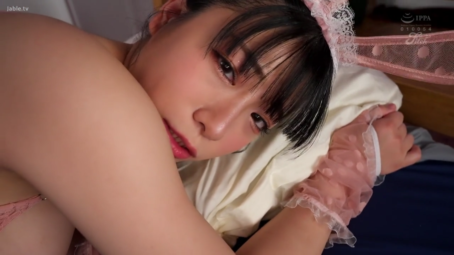 粉色腕带 · 注视镜头 · 兔女郎装扮 · 卧室床上 · 侧卧姿势 · 妩媚诱惑 · 面部及肩部特写 · 日本AV女优