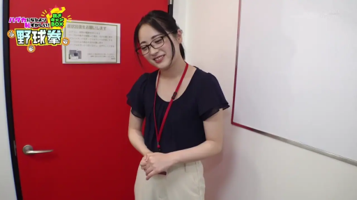 办公室 · 挂绳 · 上半身特写 · 微笑 · 深蓝色短袖上衣 · 佩戴工作吊牌