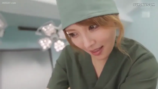 俯身 · 脸部特写 · 凝视 · 手术室 · 手术服