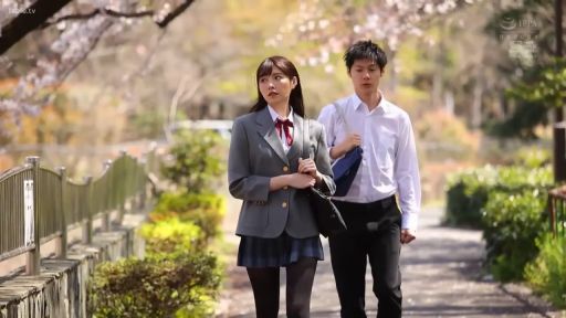若有所思 · 户外小路 · 人物中景 · 学生书包 · 背景有盛开的樱花 · 男生穿白色长袖衬衫、黑色长裤