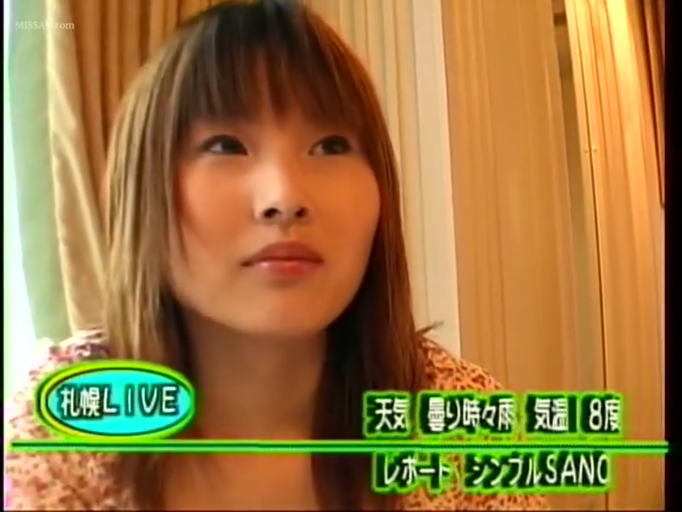 室内 · 坐姿 · 平静 · 面部特写 · 访谈 · 碎花上衣 · 日文字幕