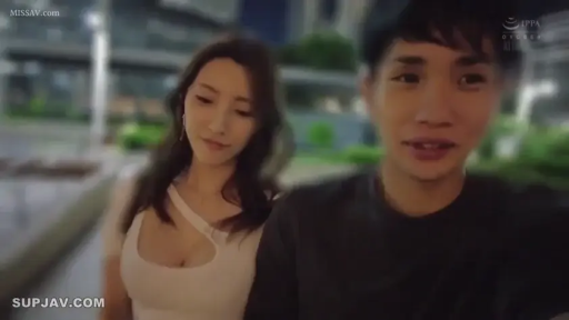 温柔 · 城市街道 · 白色紧身挖洞上衣 · 女性胸部特写 · 摄像设备 · 夜间灯光