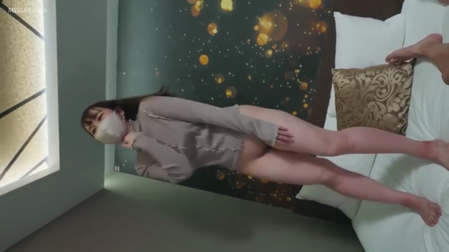 全身 · 站姿 · 枕头 · 酒店 · 针织衫 · 露出 · 撩起上衣 · 戴口罩