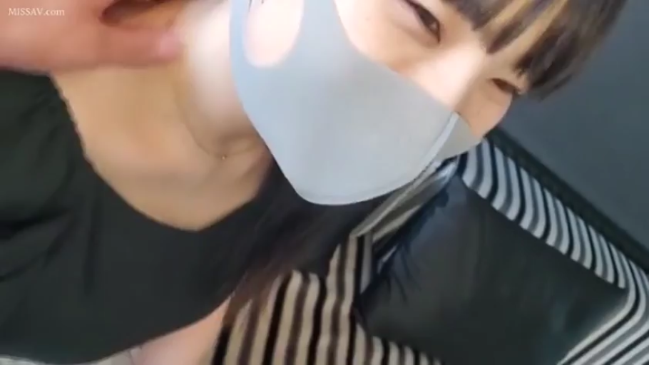 脖子特写 · 眯眼 · 室内沙发 · 口罩 · 黑色上衣 · 口罩遮面