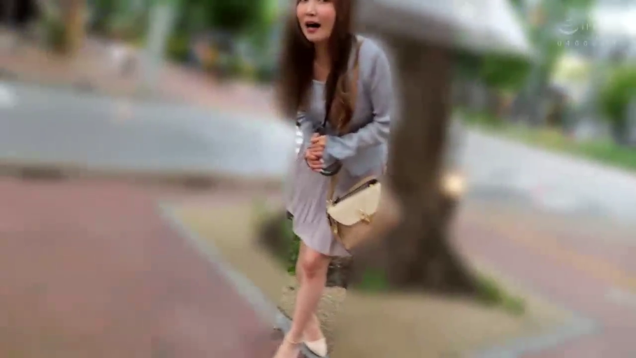 腿部特写 · 不知所措 · 路边 · 雨伞 · 模糊背景 · 浅色长袖连衣裙