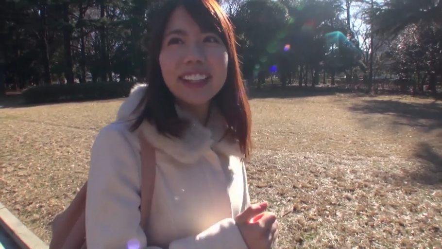 上半身特写 · 开朗 · 公園 · 背包 · 阳光充足 · 浅色冬装外套