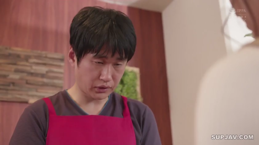 室内 · 严肃 · 站立 · 面部特写 · 注视 · 围裙 · 亚洲男性