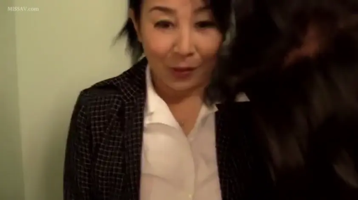 室内 · 顔部のクローズアップ · 略显严肃 · 深色格纹西装外套