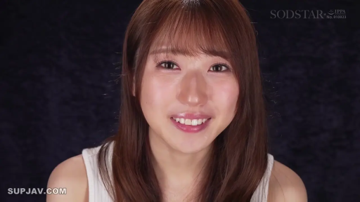 室内 · 微笑 · 面部特写 · 白色背心 · 对视 · 正面 · 棕色长发