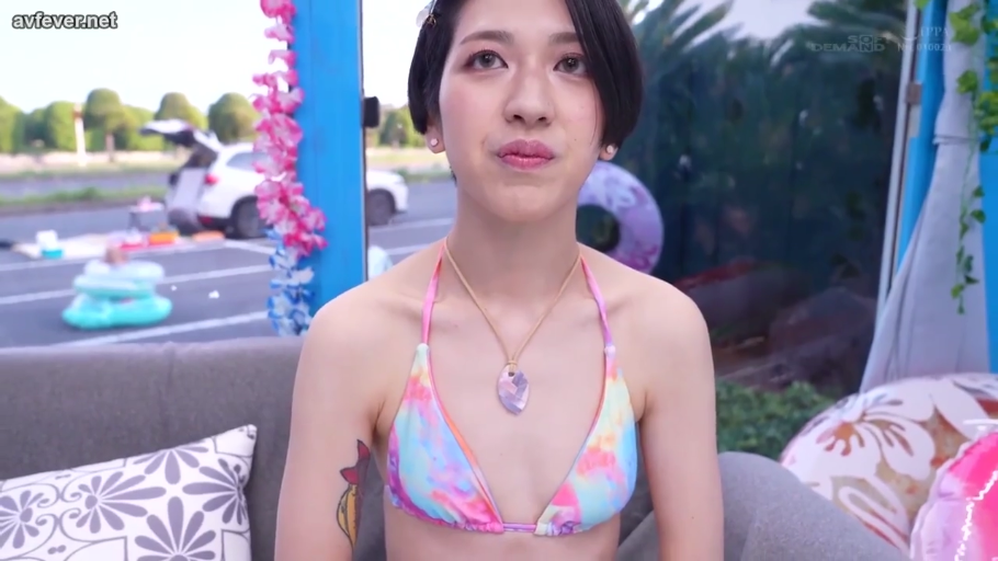 露营车或海边度假屋 · 上半身特写 · 比基尼 · 注视 · 项链 · 右臂文身