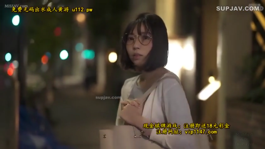 略带困惑 · 面部特写 · 圆框眼镜 · 夜晚路边 · 白色外搭 · 街灯背景