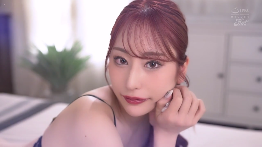 脸部特写 · 卧室 · 注视 · 妩媚 · 托腮 · 吊带 · 日本AV女优