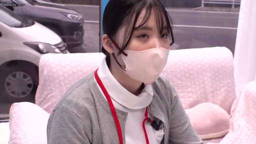 室内 · 坐姿 · 平静 · 面部特写 · 谈话 · 口罩 · 灰色开衫 · 黑色长发