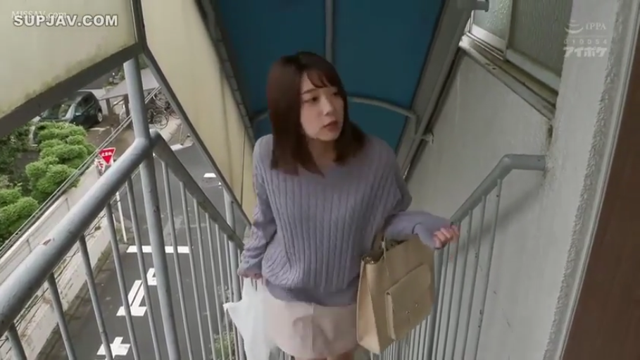环顾 · 手提包 · 室外楼梯 · 浅紫色针织毛衣 · 脸部中景