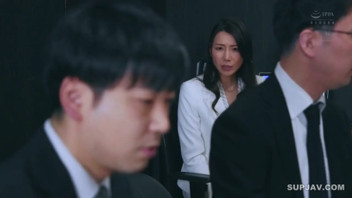 专注 · 办公室 · 白色西装外套 · 女性面部表情特写