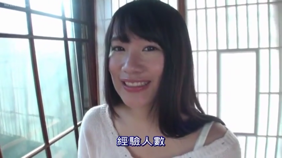 脸部特写 · 访谈 · 正面 · 室内和室 · 障子 · 白色露肩毛衣 · 甜美笑容 · 长发黑发