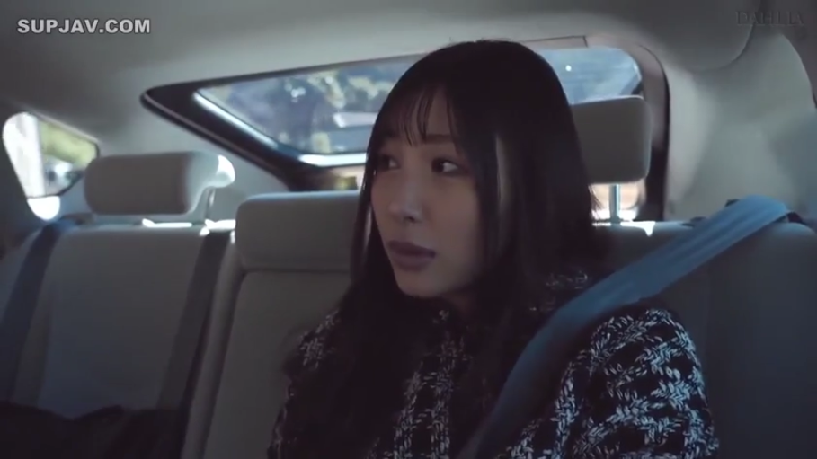 轿车后座 · 略显茫然 · 脸部中景 · 深色印花上衣