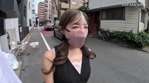 微笑 · 面部特写 · 城市街道 · 鼻部创可贴 · 黑色蕾丝吊带背心