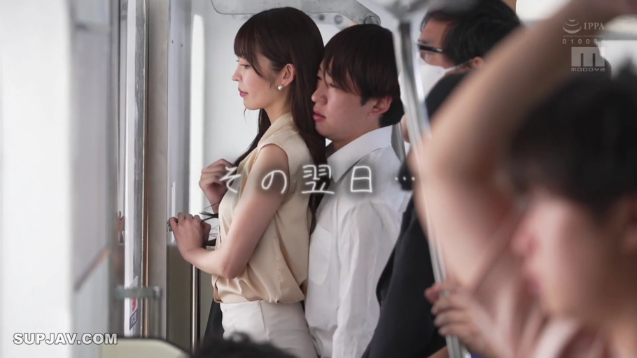 白い職業服 · 地铁车厢 · 人物の横顔クローズアップ · 电车痴汉 · 男性意图明显
