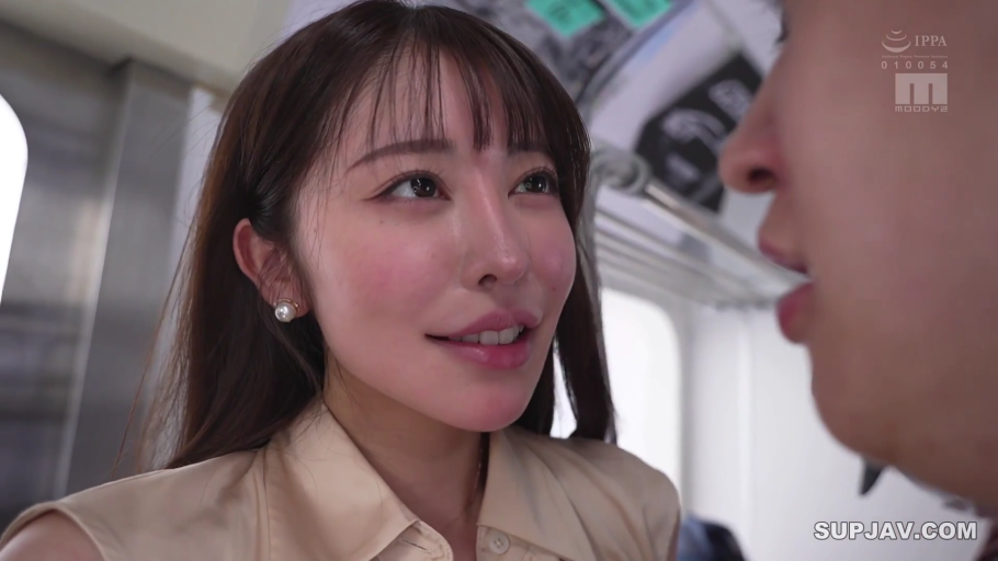 室内 · 脸部特写 · 深情对视 · 浅黄色衬衫