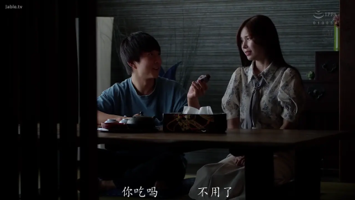 交谈中 · 中文字幕 · 纸巾盒 · 室内客厅 · 两人对话中景 · 女性穿花纹领结衬衫
