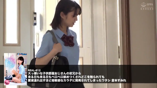 门口 · 略显疲惫 · 书包 · 人物半身特写 · 浅蓝色短袖衬衫校服